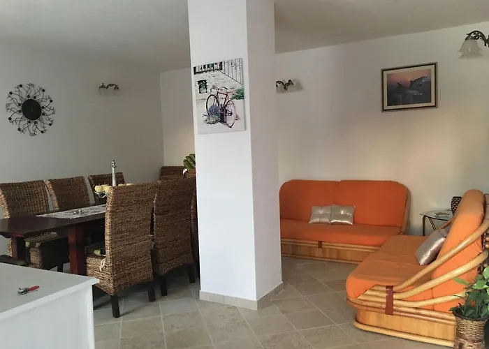 Semesterbostad House Kupina
